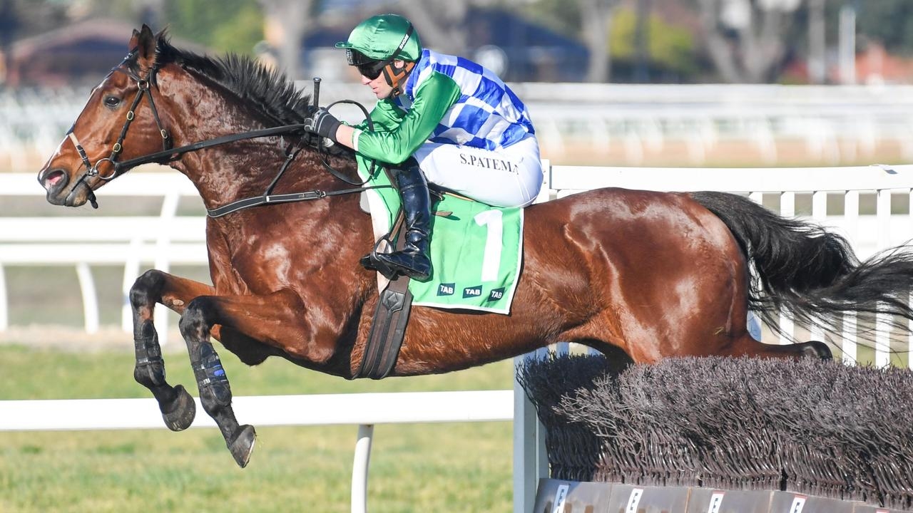 Stern Idol blitzes rivals in Thackeray
