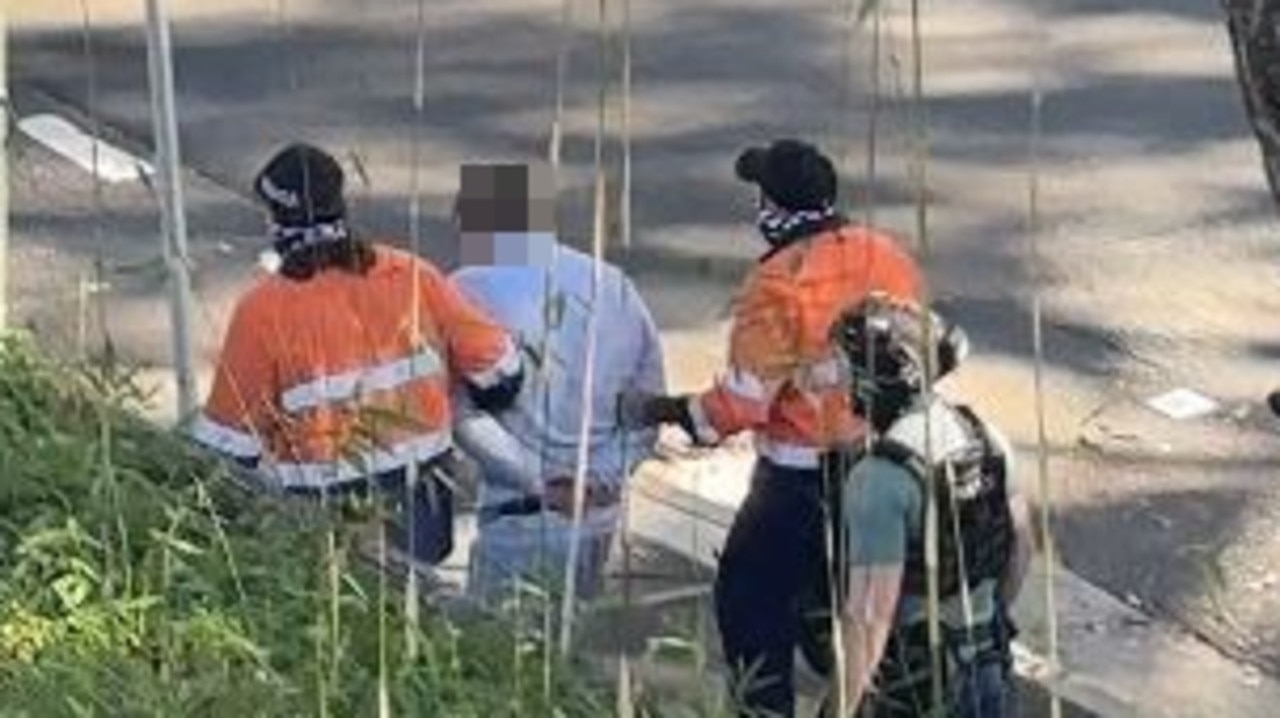 AFP raids Double Bay mansion dressed in hi-vis over alleged cocaine deal