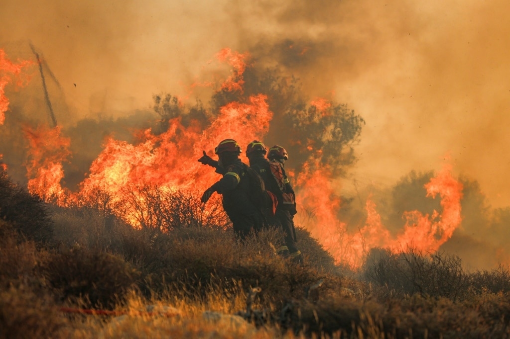 Thousands evacuated as Greek, Turkish wildfires rage