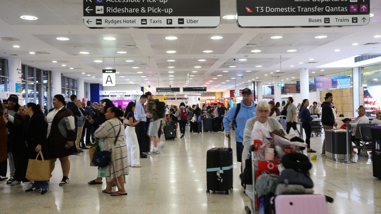 Travellers at Sydney international arrivals urged to check for measles symptoms after confirmed case of highly-infectious disease on Vietnam Airlines flight
