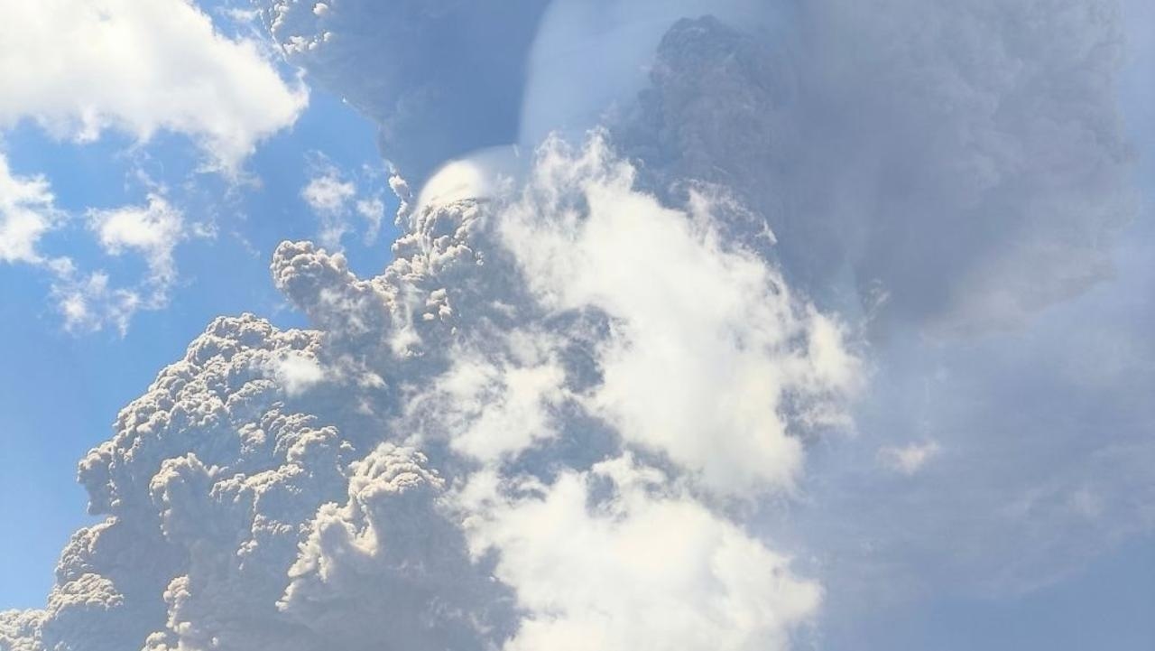 Flights cancelled between Australia and Bali as deadly volcano erupts again