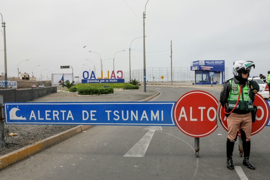 Huge quake off Russia sparks Pacific tsunamis