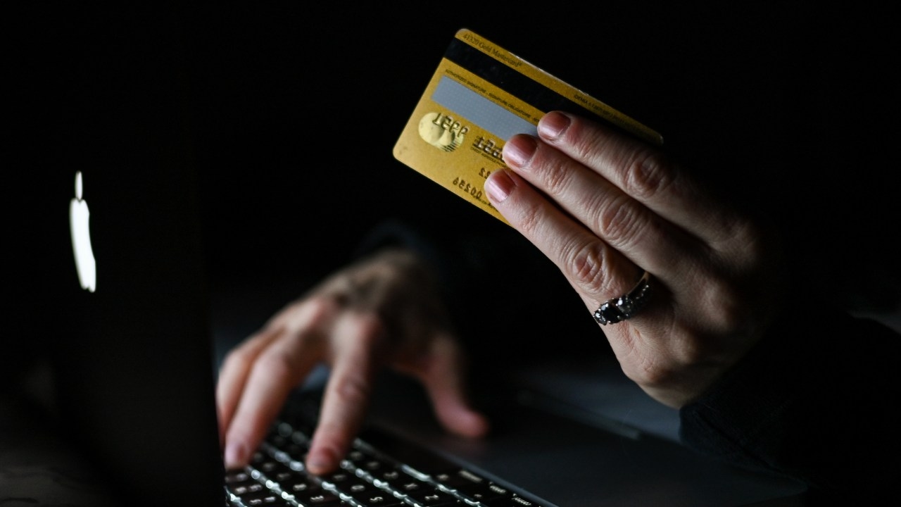 The Australian Competition and Consumer Commission warns against deceptive foreign 'ghost stores' claiming to be high quality local retailers that are 'closing down'