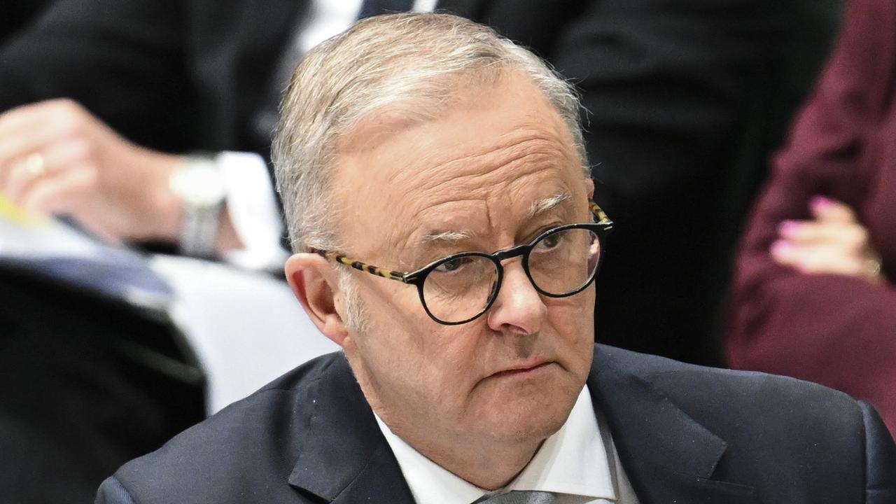 Demoted Liberal senator pushes indexation cap on Labor's HECS Bill
