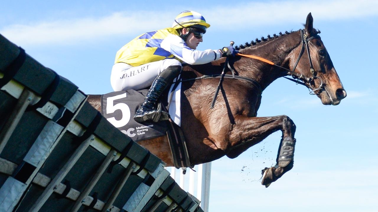Grand National Hurdle: Highland Blaze claims dominant Sandown win