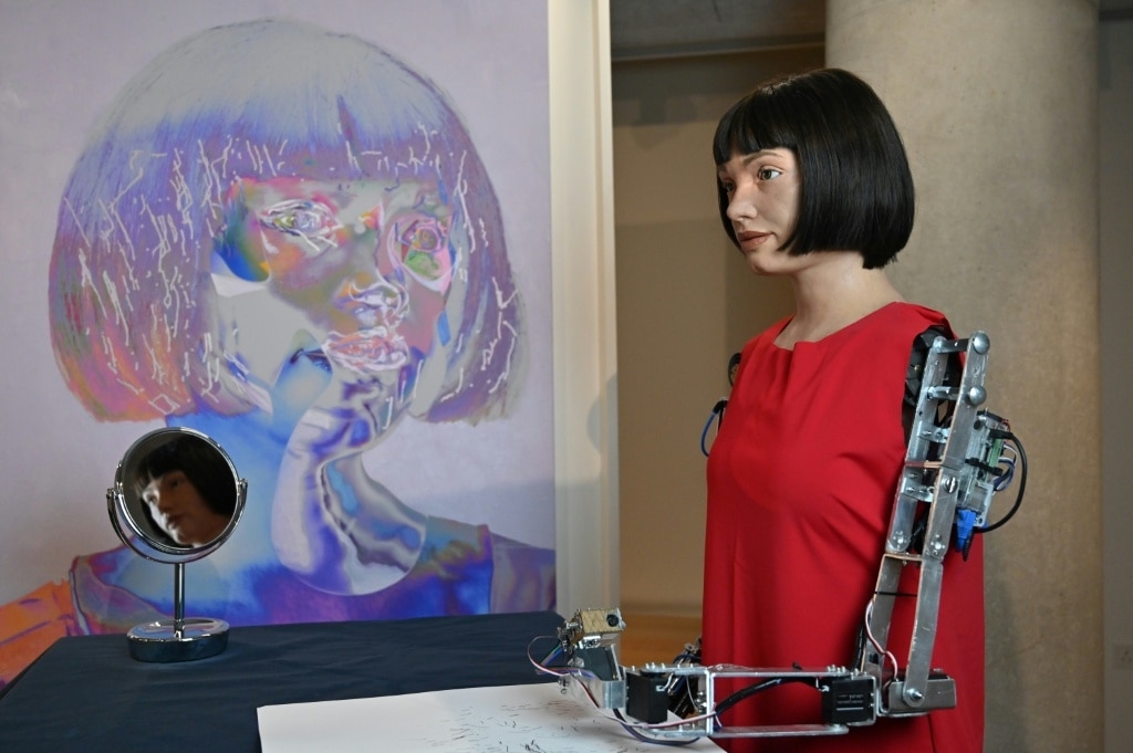 Humanoid robot says not aiming to 'replace human artists'