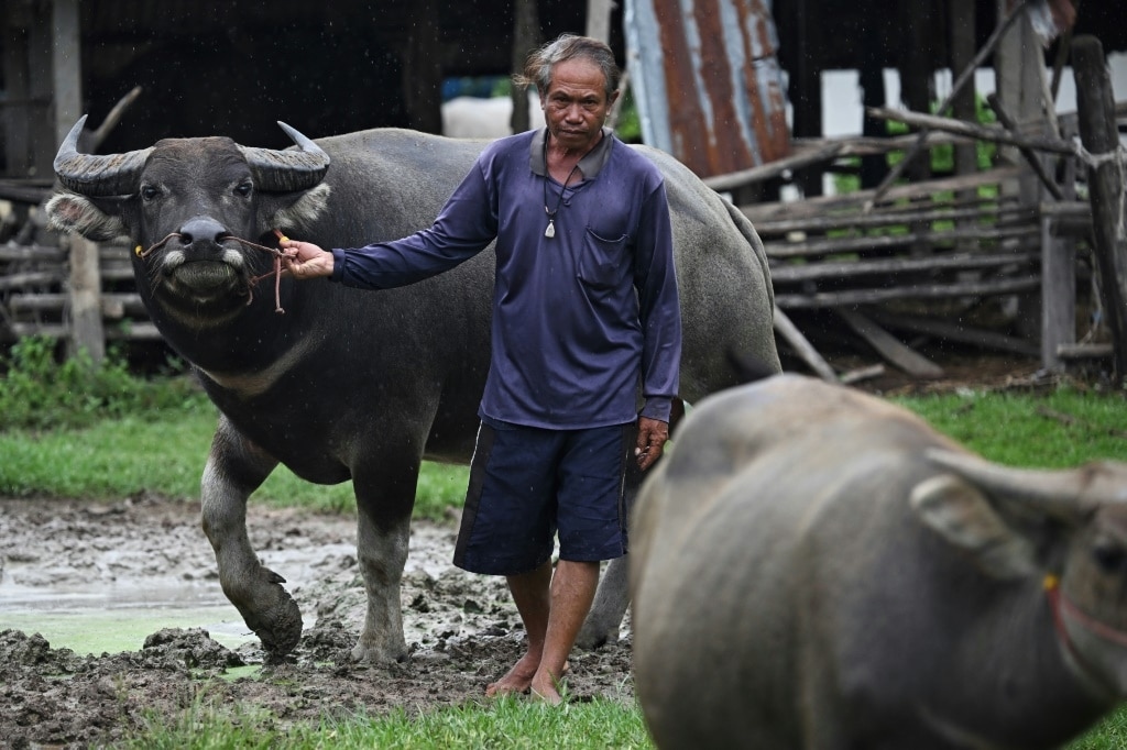 Thais and Cambodians refuse to quit homes on clash frontier