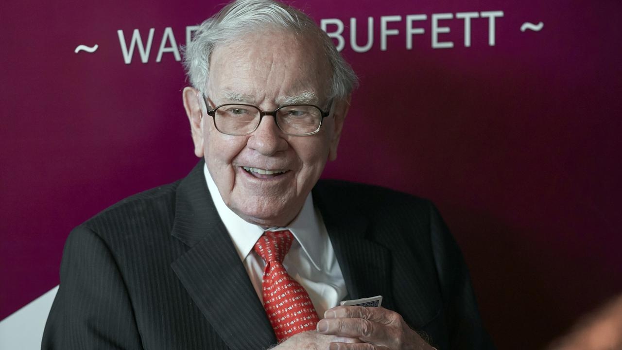 Warren Buffett, Berkshire Hathaway's Freo Group crane company in strife; Perth Bears fan Joe Hockey in enemy territory