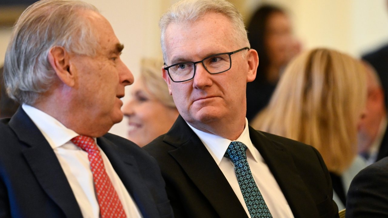Home Affairs Minister Tony Burke condemns suspected arson attack, visits Melbourne synagogue