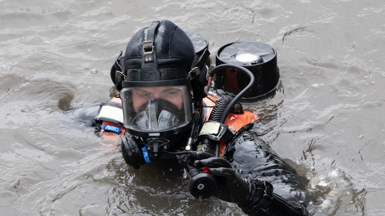 Search and rescue divers recover man's body from the Yarra River