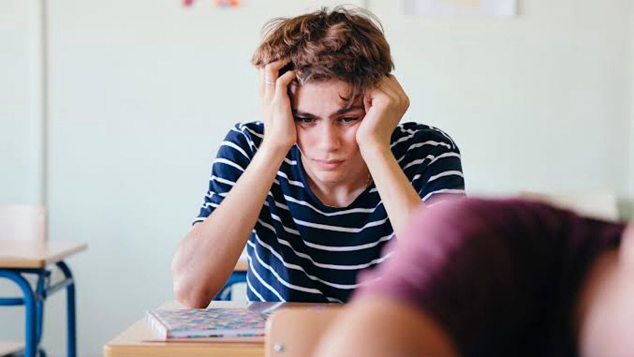 متخصص يوضح السلوكيات الجسدية التي تكشف معاناة المراهق من التوتر ..فيديو