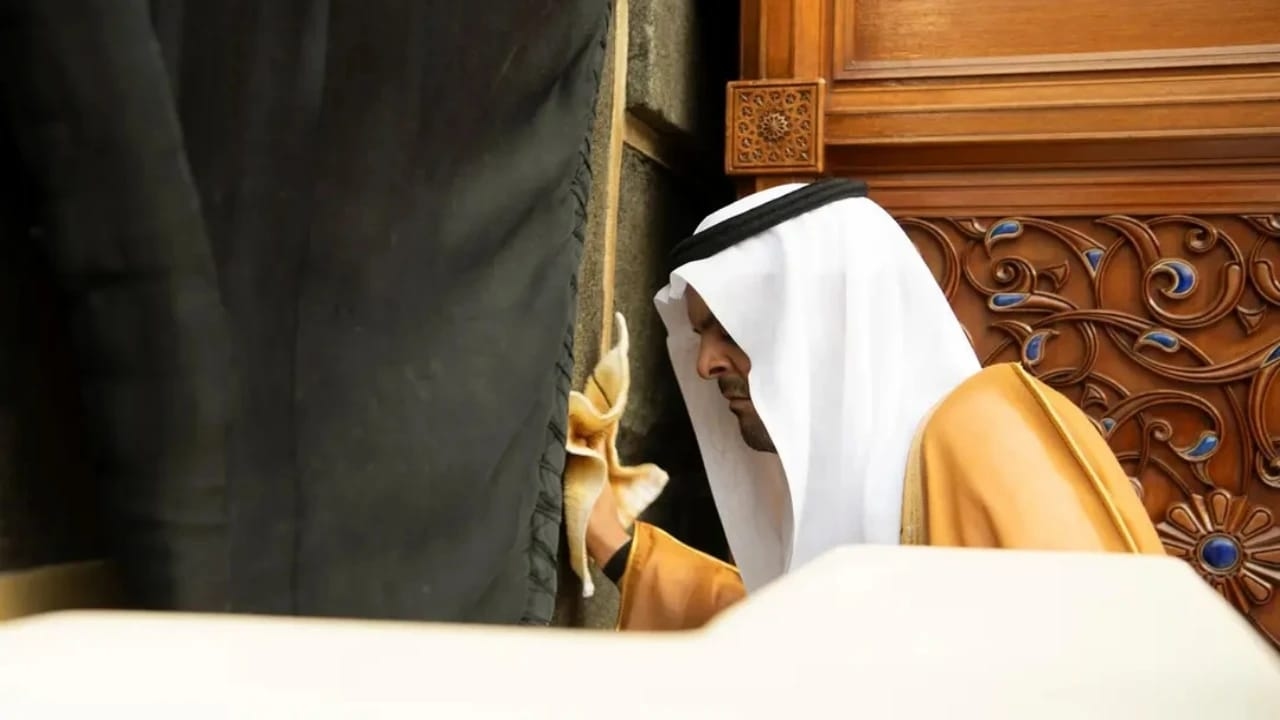 نائب أمير مكة المكرمة يتشرف بغسل الكعبة المشرفة