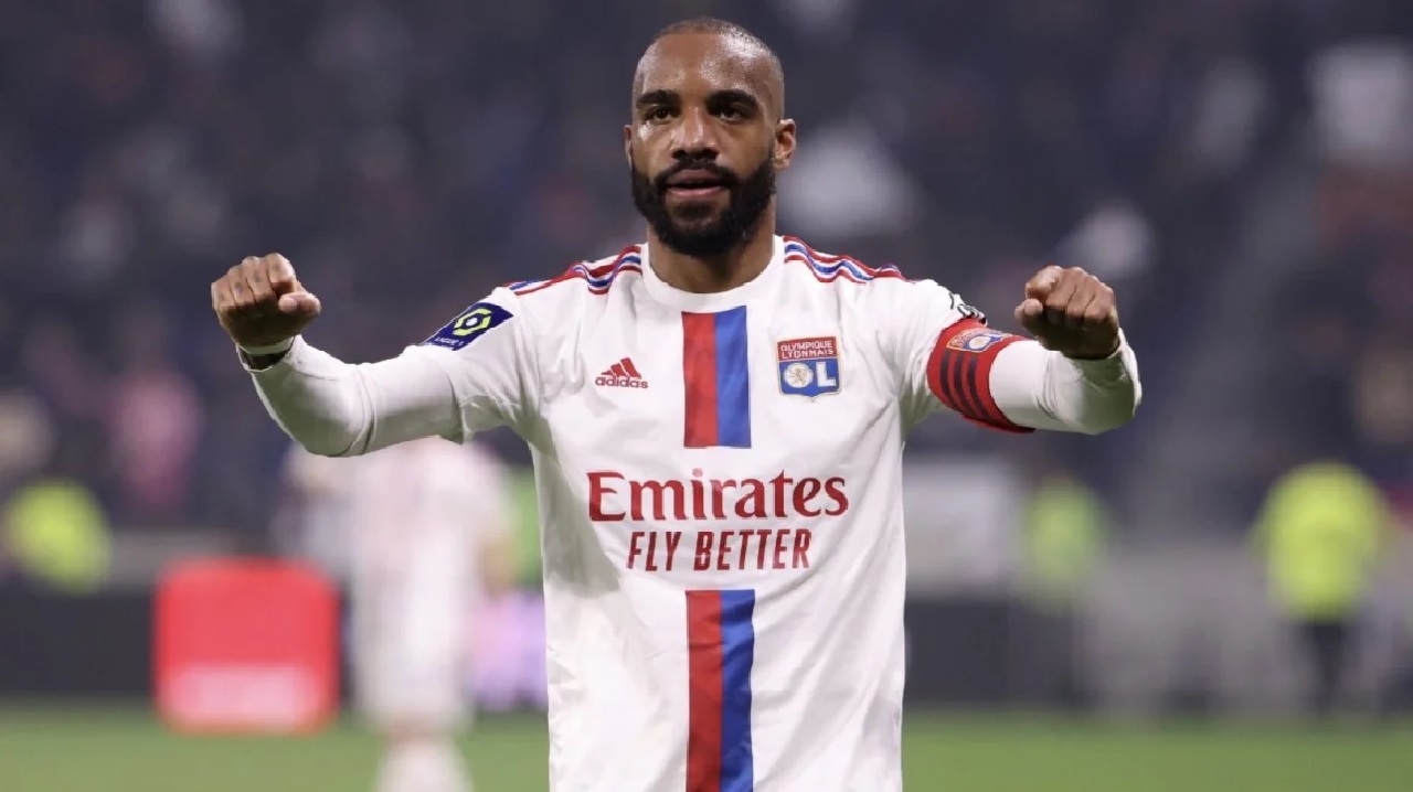 نيوم يحسم صفقة لاكازيت لتعزيز الهجوم قبل انطلاق دوري روشن