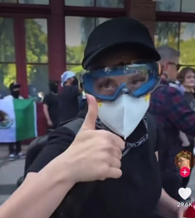 Jodie Sweetin: Popular 80s Sitcom Star Spotted in Mask, Ski Goggles and Baseball Cap Marching Among LA ICE Protesters