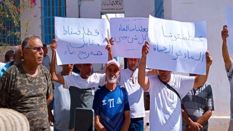 المظيلة: الأهالي يحتجون والمعتمد يتعهد بتوزيع الماء على الأحياء بالصهاريج