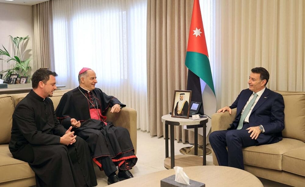 الصفدي يؤكد خلال لقائه سفير الفاتيكان أن النسيج الوطني في الأردن قوي بأبنائه المسلمين والمسيحيين