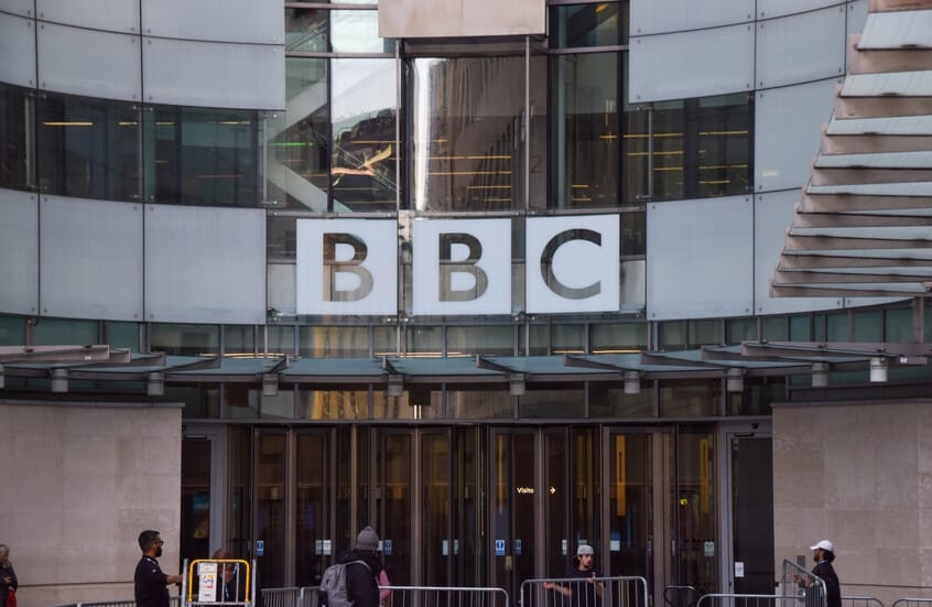 أكثر من 100 موظف بالـBBC يفضحون 'الحياد المزيف' في تغطية غزة