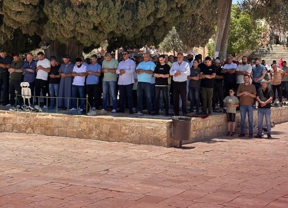 40 ألفا يؤدون صلاة الجمعة في المسجد الأقصى- صور