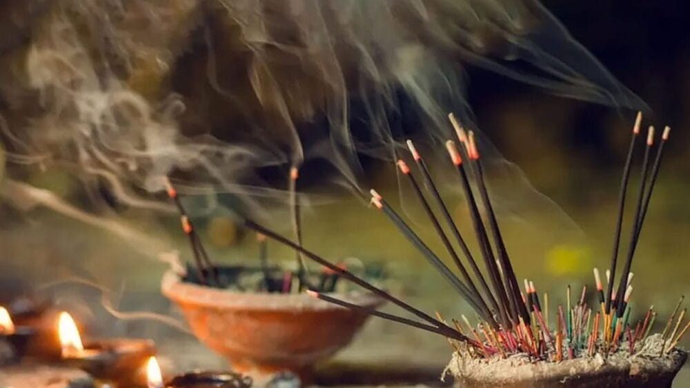القبض على شخص ادّعى أنه معالج روحي وتسبب لفتاة من جنسية عربية بإصابات بالغة