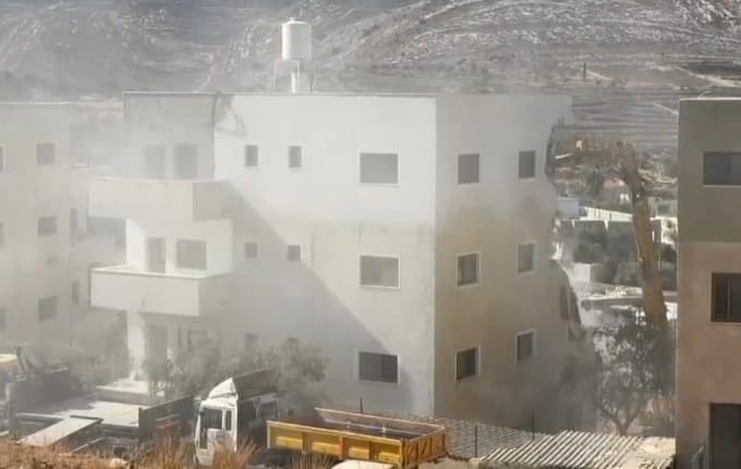 الاحتلال يعتقل 15 فلسطينيا بالضفة ويهدم بناية سكنية برام الله