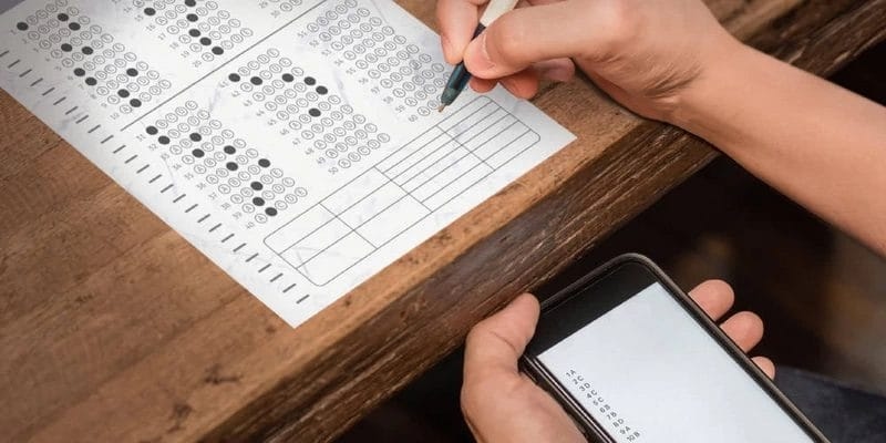 789 مخالفة بحق طلبة التوجيهي… غالبيتها استخدام الهاتف في قاعة الامتحان