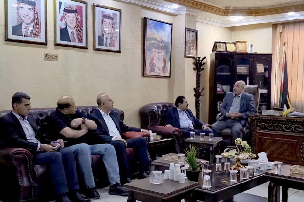 بحث مشكلة تدفق مياه الأمطار وتجمعها في وسط مدينة عجلون