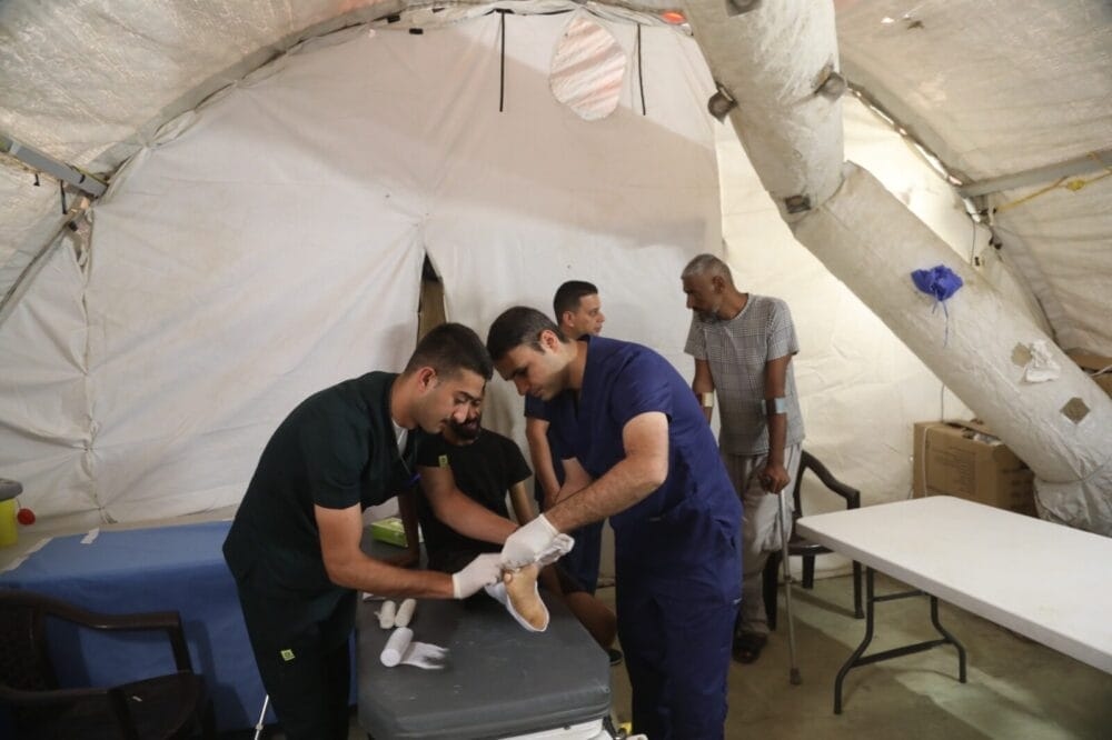 طواقم المستشفى الميداني الأردني جنوب غزة 7 تباشر أعمالها الإنسانية والطبية- صور