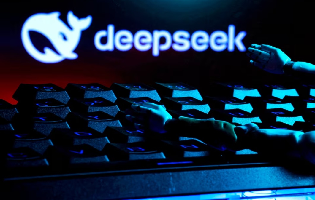 تطبيق AI الصيني 'ديب سيك' يواجه حظر علي أبل وجوجل
