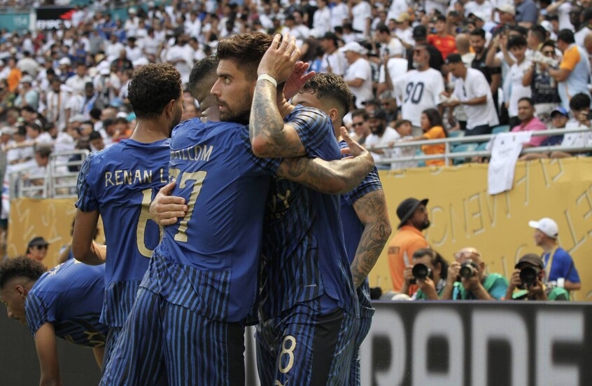 مشجع يقتحم الملعب من أجل قميص نجم الهلال السعودي