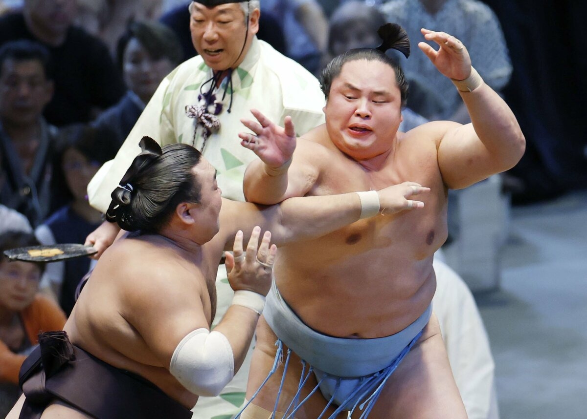 Sumo: Kotoshoho nears title as Kusano downs Aonishiki to stay in race