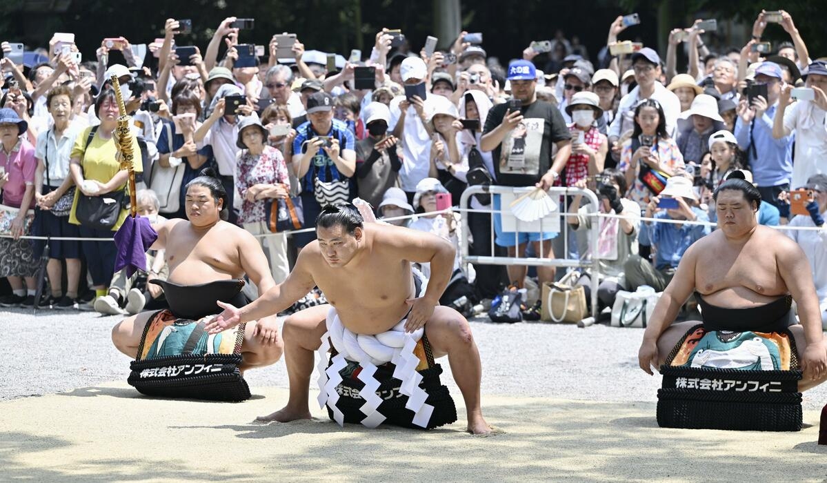 Sumo: Onosato, Hoshoryu perform ring entry ceremony in Nagoya