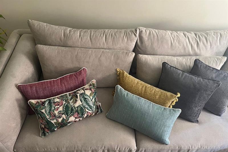 How to choose the right cushions for every room, according to Feng Shui - Style - Life & Style