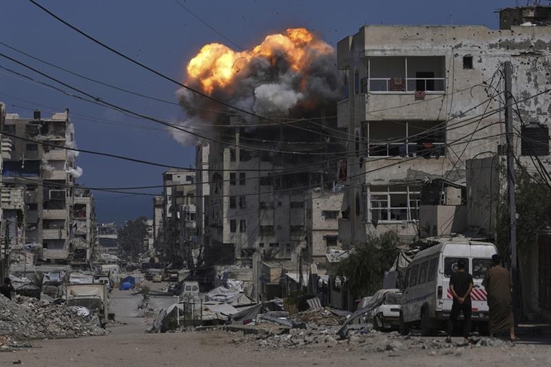 Israel launches new ground push to divide Gaza through Deir al-Balah - War on Gaza