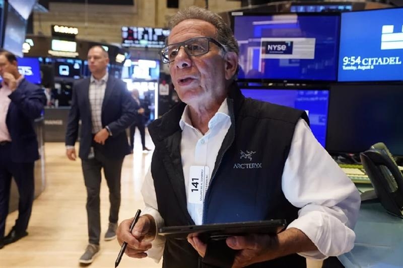 Stocks slip as investors eye tariff impact among corporate earnings - Markets & Companies