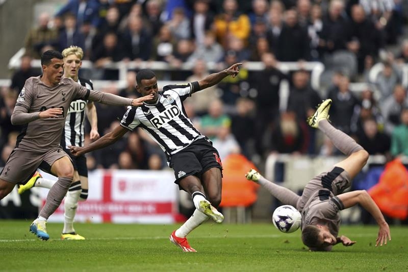 Newcastle boss Howe confident Isak will stay despite transfer talk - World