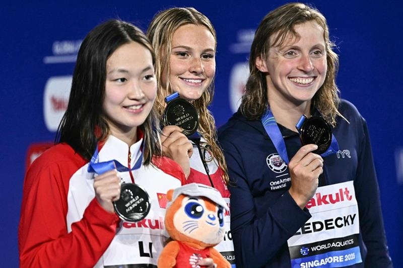 Swimming: McIntosh romps to world 400m freestyle gold, Ledecky third - Omni sports
