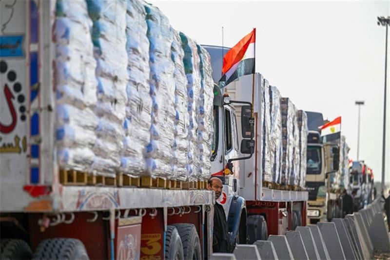 Fourth Egyptian aid convoy reaches Karm Abu Salem as Israel stalls entry into Gaza - Foreign Affairs