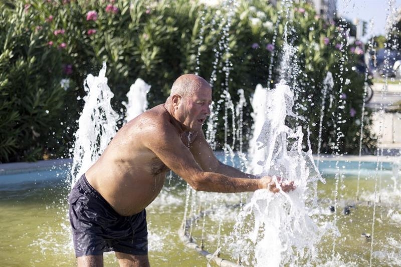 Greece imposes work breaks as heatwave grips the country - International