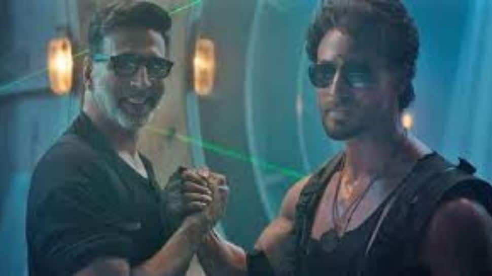 Akshay Kumar Cheers Up For His ‘Brother' Tiger Shroff
