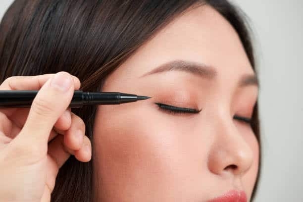 Top 4 Eyeliners Reviewed: Long-Lasting