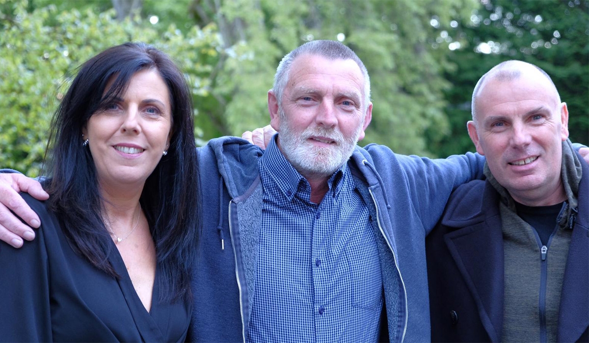 Irish phone box siblings search for long-lost brother