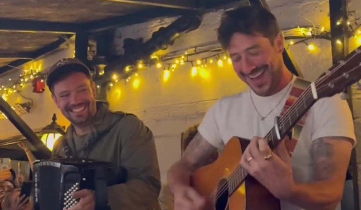 Watch: Mumford & Sons shock Dublin revellers with surprise gig