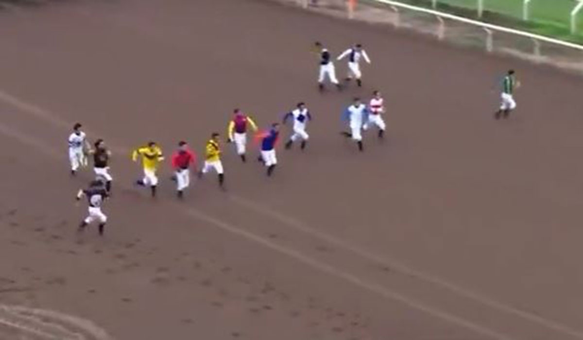 Hilarious jockey race goes viral as fans call it the 'greatest thing ever seen'
