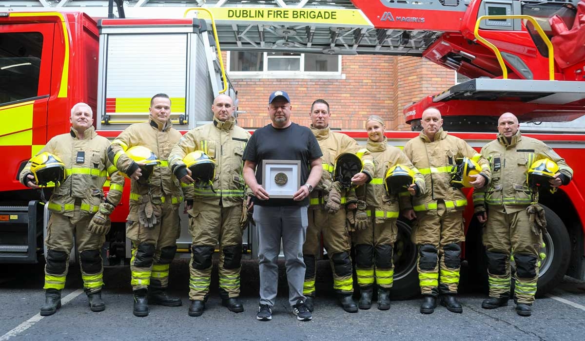 Hero lorry driver given major award after rescuing man from burning building