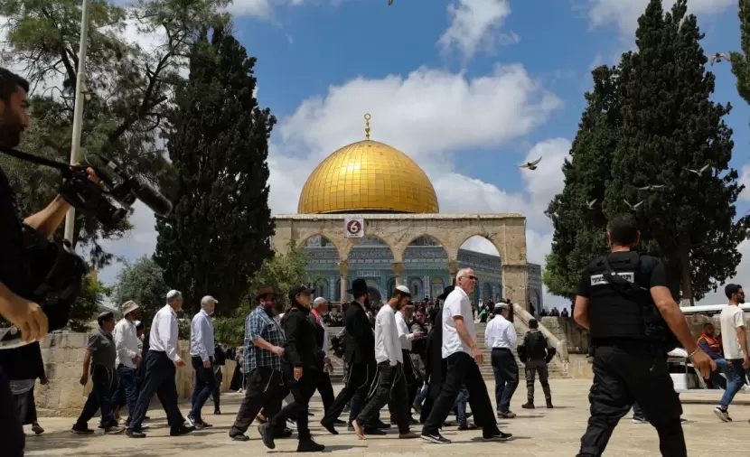 في القدس والخليل.. الاحتلال يغلق المساجد ويقيّد العبادة تحت غطاء الحرب