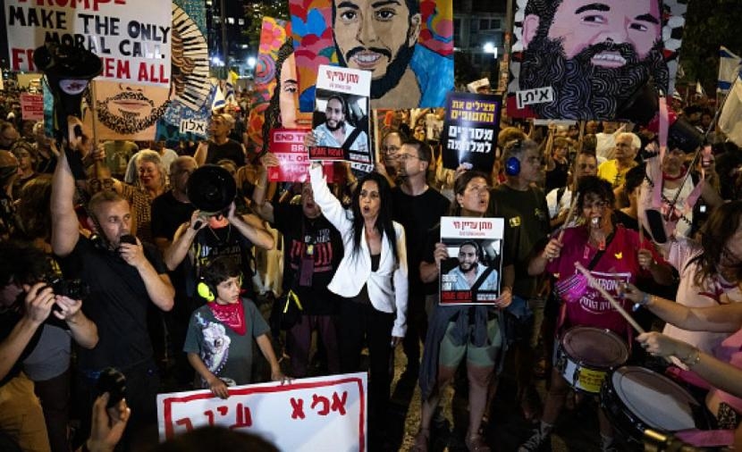 آلاف الإسرائيليين يطالبون بصفقة شاملة تعيد الأسرى دفعة واحدة