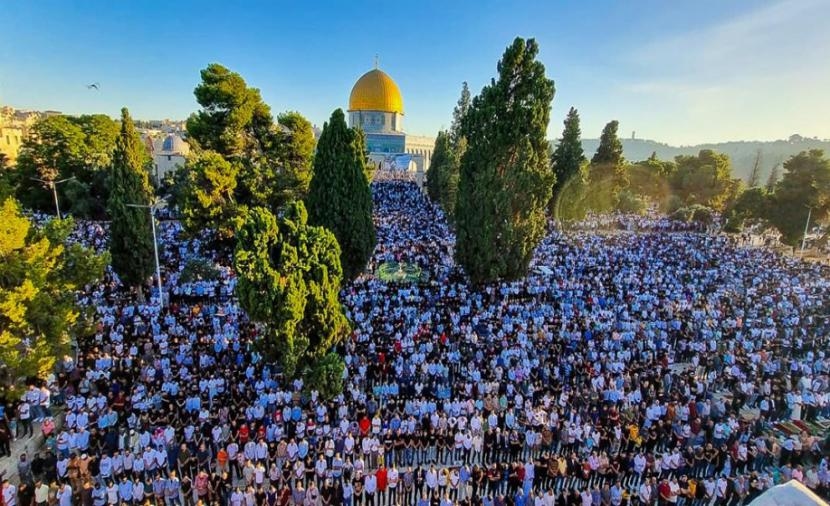 عشرات الآلاف يُؤدُّون صلاة الجمعة في المسجد الأقصى