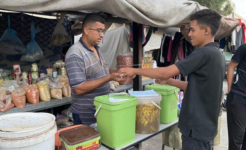 اقتصاد بلا نقود.. مقايضة السلع خيار اضطراري لأهالي غزة