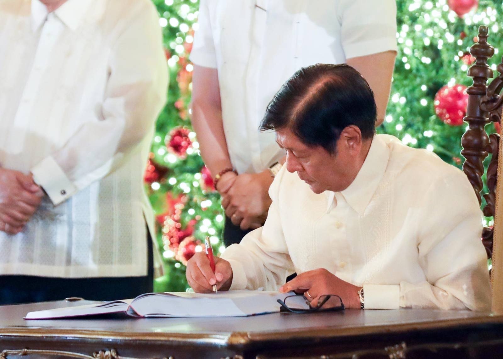 Marcos signs P6.326T budget for 2025