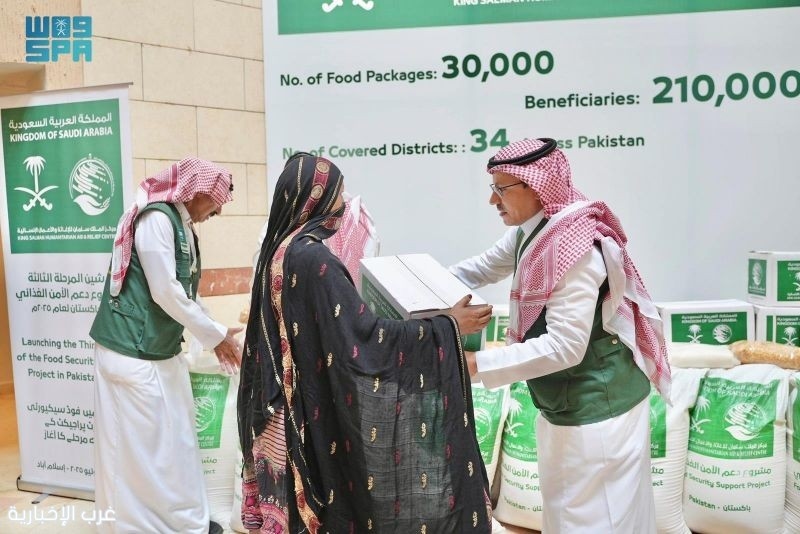 مركز الملك سلمان يدشّن المرحلة الثالثة من مشروع الأمن الغذائي في باكستان لعام 2025.. أكثر من 30 ألف طرد غذائي لمساعدة 210 آلاف مستفيد